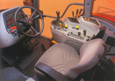 MF 4370 ohjaamo