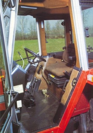 Massey Ferguson 690 ohjaamo