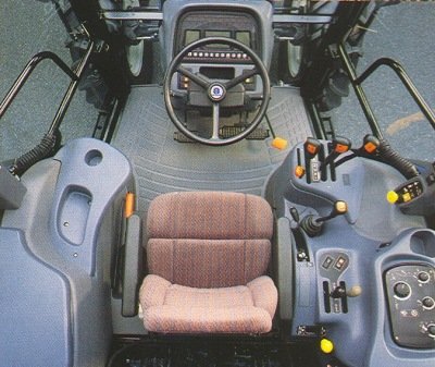 New Holland TS115 ohjaamo