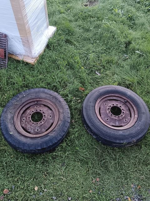 Alkuperäiset Massey Ferguson 35 etuvanteet ja renkaat