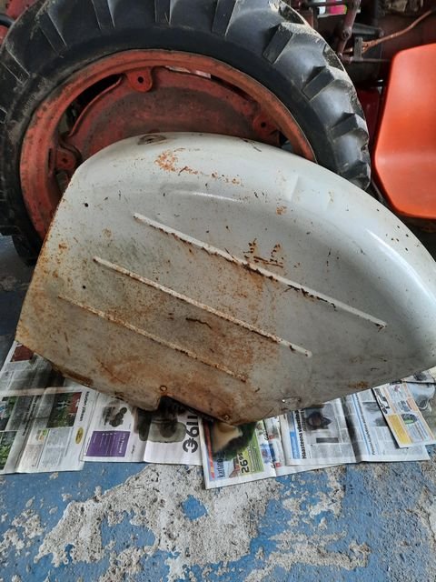 Ford traktorin takalokasuojat.