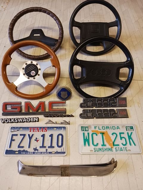 GM, Audi, Volvo, Fiat, Cadillac, Pontiac. USA merkkejä ja kilpiä.