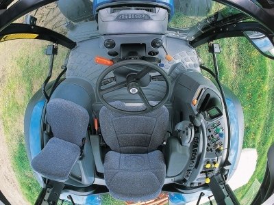 New Holland TS100A ohjaamo