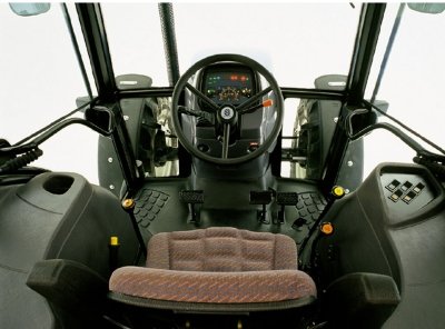 New Holland TD90D ohjaamo