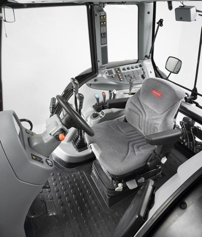 Valtra N121 ohjaamo