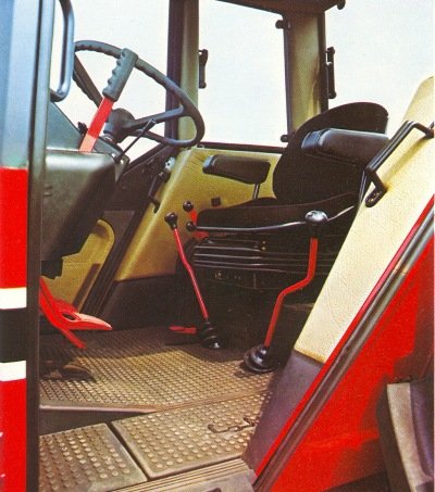 International 1055 ohjaamo