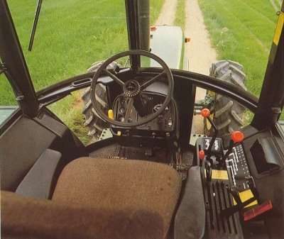 John Deere 4440 ohjaamo