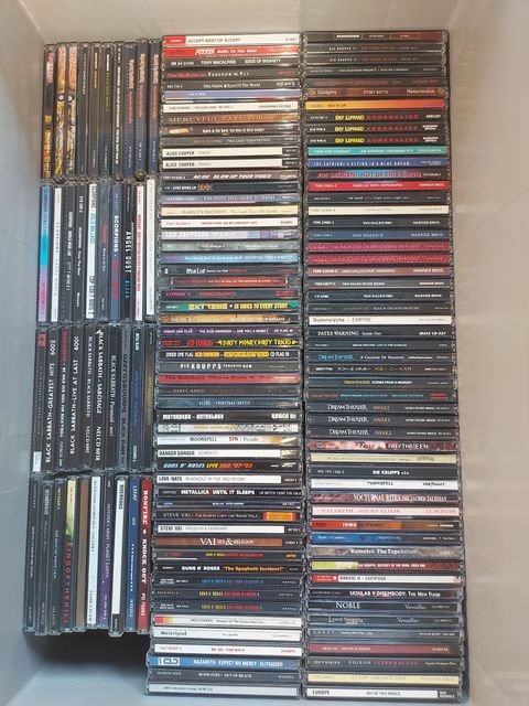 Heavy Metal CD-kokoelma (satoja levyjä)